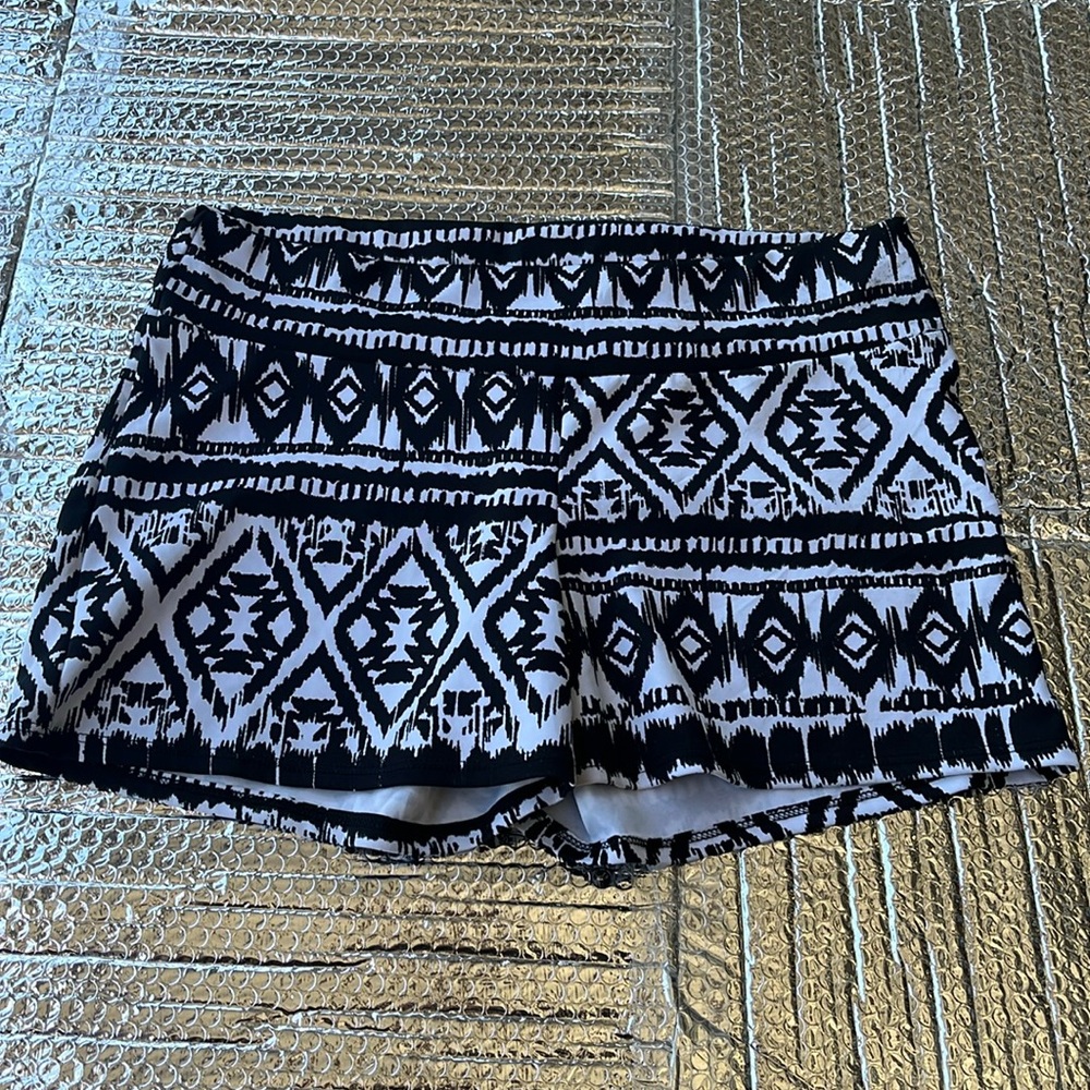 DG  NY Black and White Patterned Women's Shorts